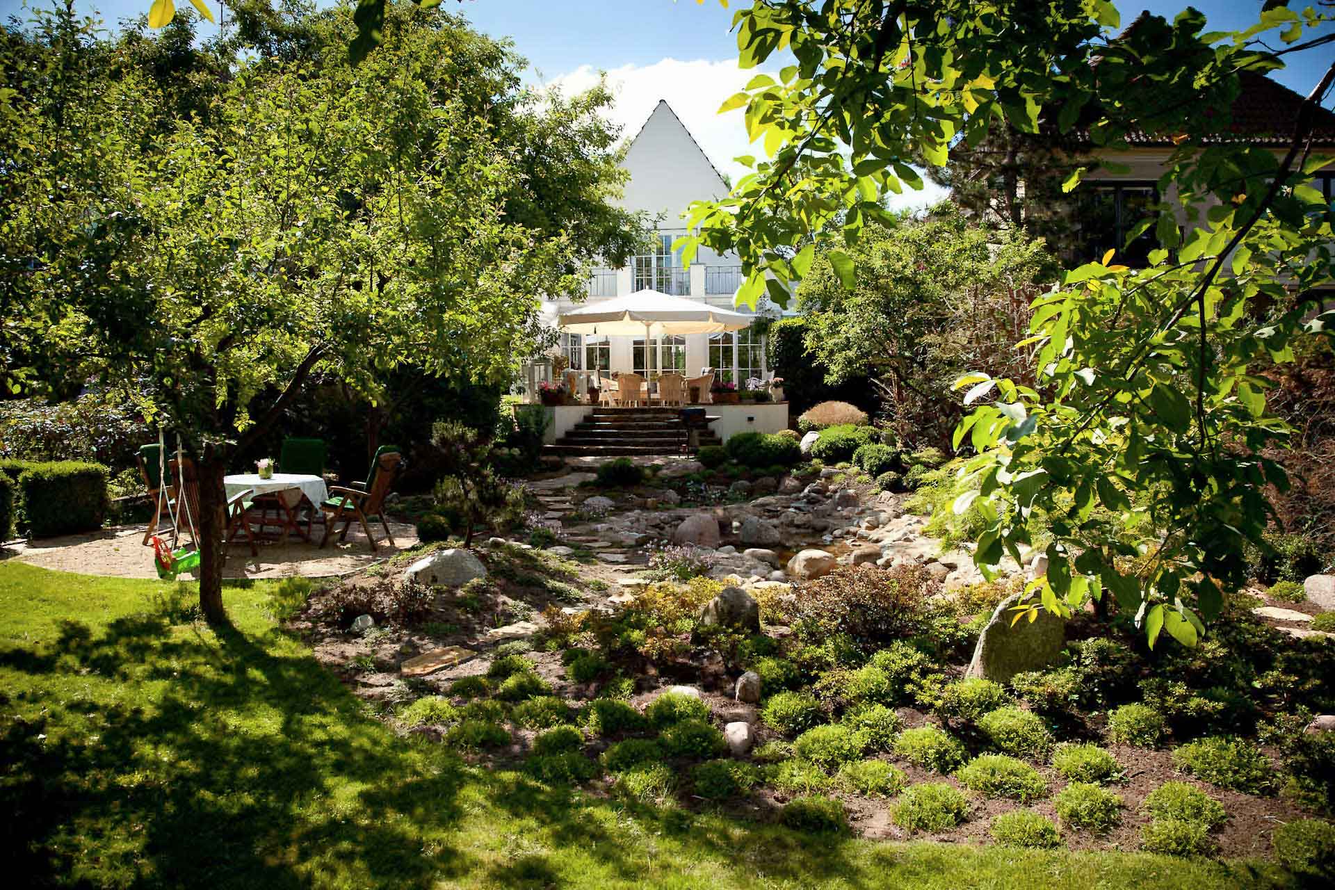 Großer Steingarten mit Bäumen und Bepflanzungen