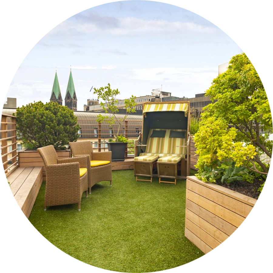 Individuelle Terrassengestaltung (Dachterrasse) mit Sitzbereichen, Kunstrasen und integrierter Bepflanzung