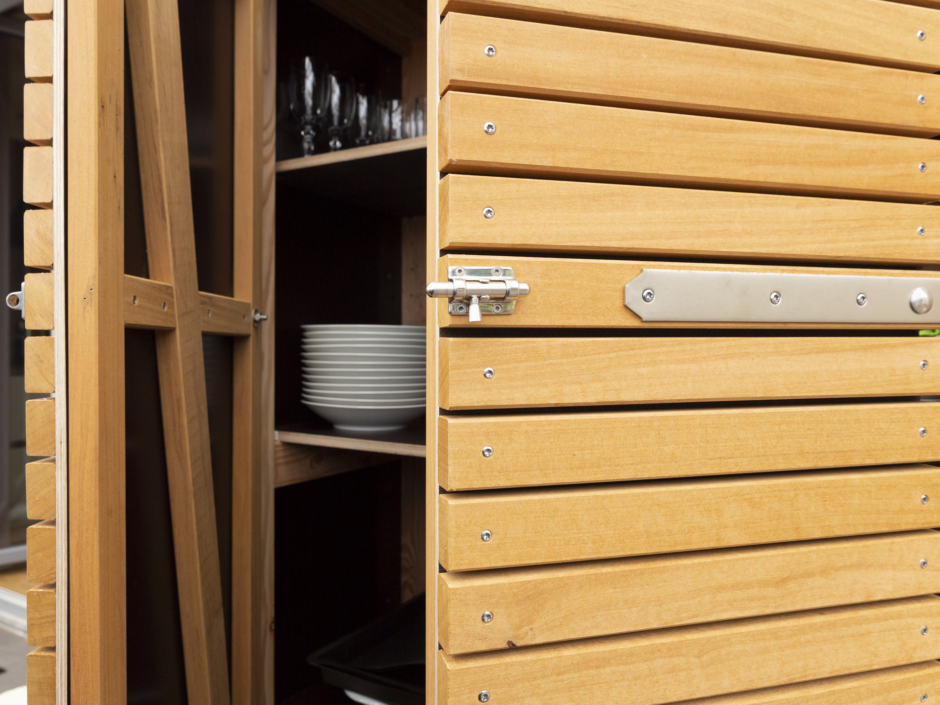 Terrasse mit moderner Bepflanzung und Natursteinbelag