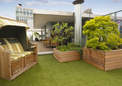 Dachterrasse in Bremen mit maßgefertigten Holzpflanzkübeln und Sitzbank – Grünhaus Stuke