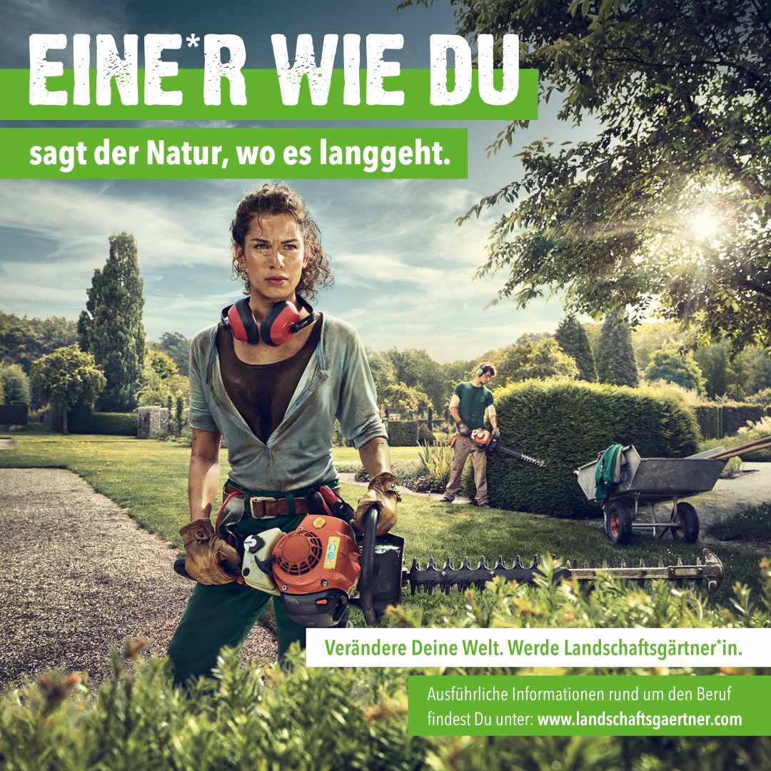 SocialMedia_NATUR_augala_ohneSignum_1080x1080px_2024 Landschaftsgärtnerin mit Heckenschere und Kollege im Hintergrund beim Hecke schneiden