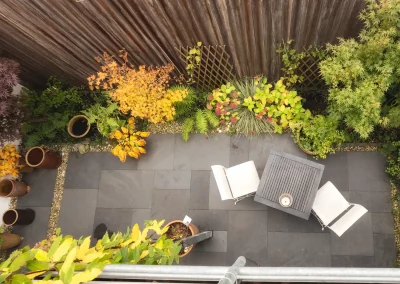 Stadtgarten mit Beeten und Steinplatten - Ansicht von oben