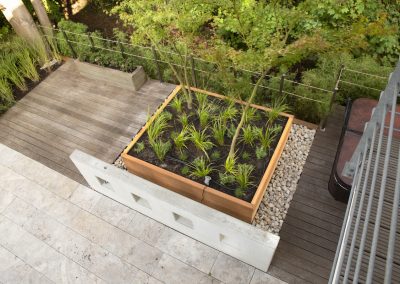 Terrasse mit Whirlpool und Elementen aus Holz Stein und Beton