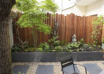 Stadtgarten mit Sichtschutzzaun aus Bongossi-Holz, Beet mit Stauden und Fächerahorn